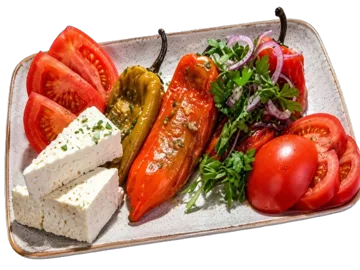 Салата с печени чушки, домати и сирене